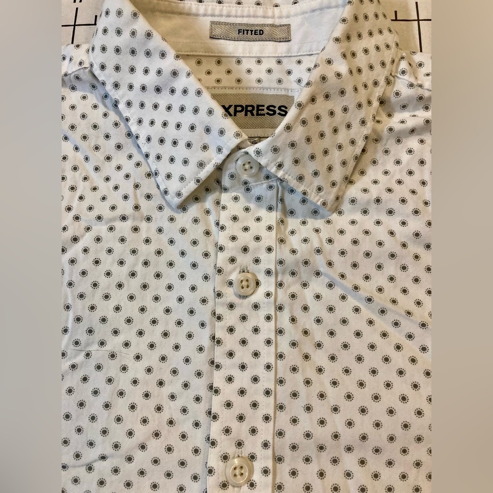Express‎ Men’s Medium (15-15.5) White Polka Dot Fitted Button Down Shirt